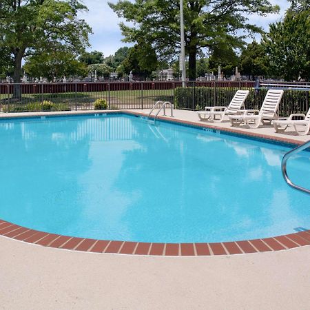 Quality Inn & Suites Olde Town Portsmouth Bagian luar foto