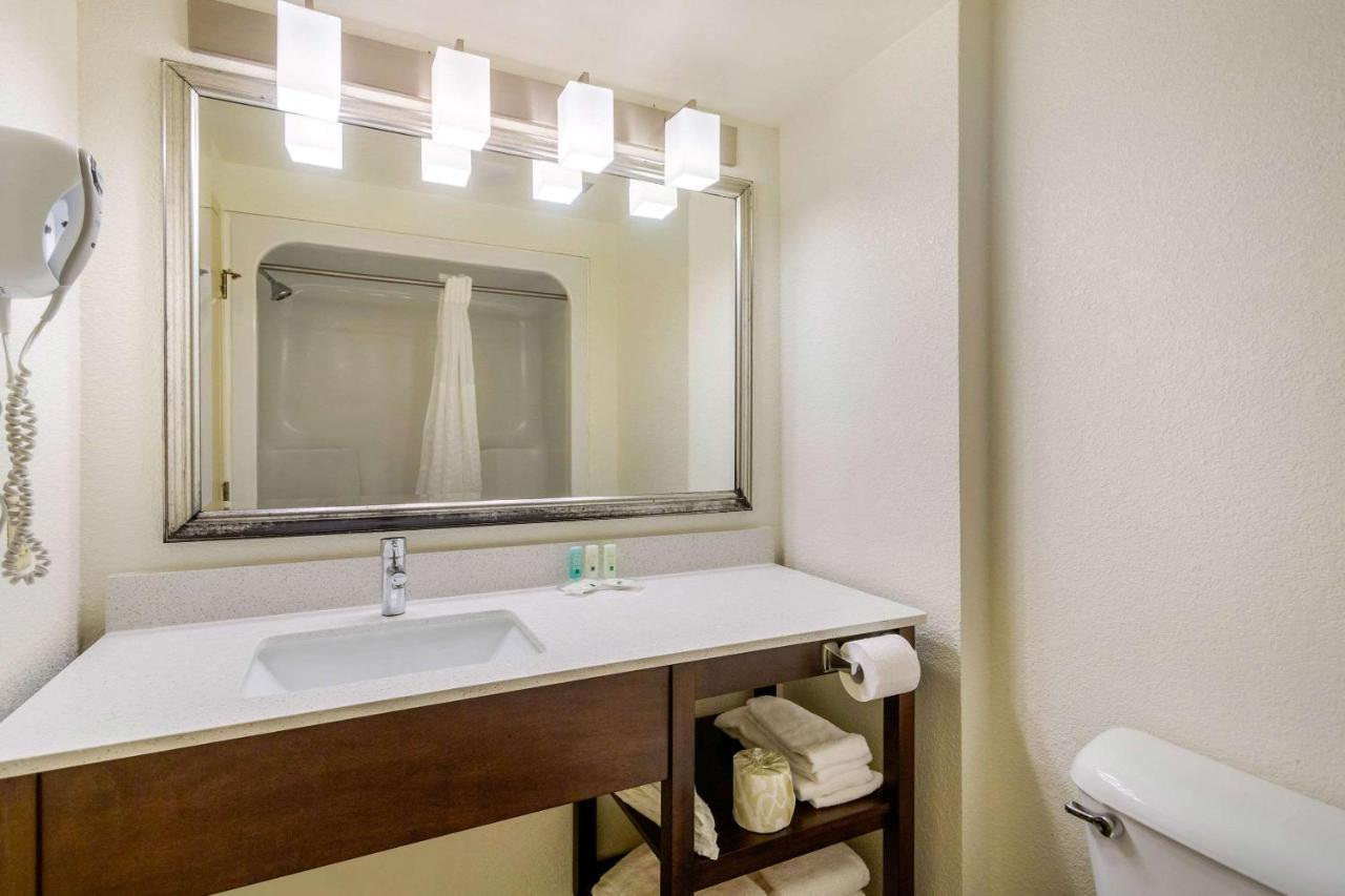Quality Inn & Suites Olde Town Portsmouth Bagian luar foto